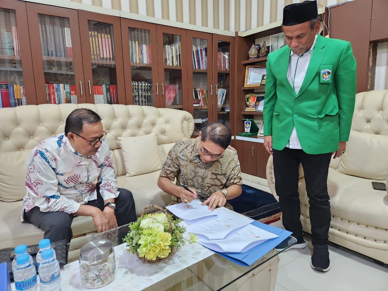 Penandatanganan kerjasama PKPA antara DPC PERADI SAI Makassar dengan Fakultas Hukum Universitas Muslim Indonesia, yang dilaksanakan pada Jumat, 01 September 2023