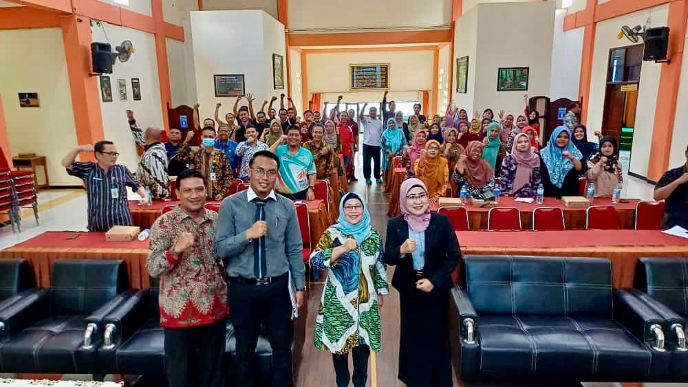 Wakil Ketua II DPC Peradi Malang Raya, Ibu. Naili Ariyani, S.H., M.H menjadi Narasumber untuk memberikan materi yang berkaitan dengan Seminar Penanganan Pendisiplinan Siswa dengan tema "Guru Aman Pendisiplinan Jalan" Tanggal 24 November 2023 pada kegiatan yang diselenggarakan oleh SMK Negeri 10 Malang.