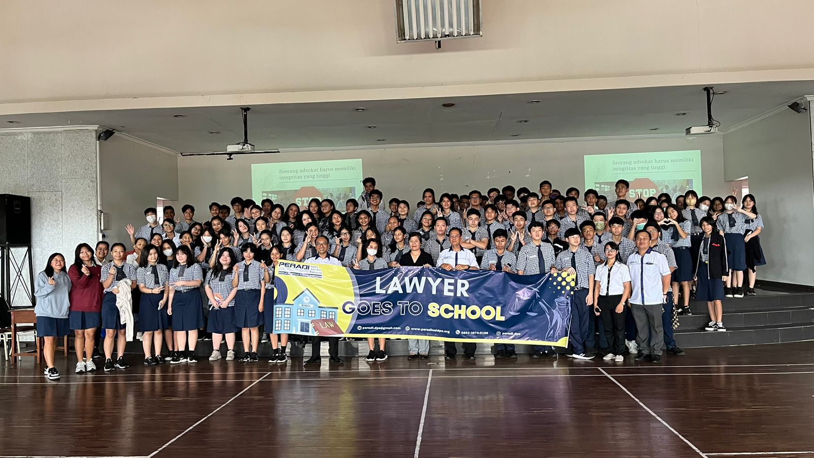 Lawyer Goes To School yang diadakan oleh DPC PERADI SAI Denpasar dilaksanakan pada hari Rabu, 06 Desember 2023 di SMA Tunas Daud, Denpsar. Peserta yang mengikuti kegiatan ini adalah siswa & siswi mulai dari kelas 10 s.d. kelas 12. Kegiatan ini bertujuan untuk memperkenalkan profesi advokat yg meliputi persyaratan dan prosedur menjadi advokat, tugas dan fungsi advokat dalam penegakan hukum di Indonesia. Selain itu kami menyisipkan materi sharing session terkait kejahatan dunia maya (cybercrime) dan unsur-unsur pelanggaran ITE.