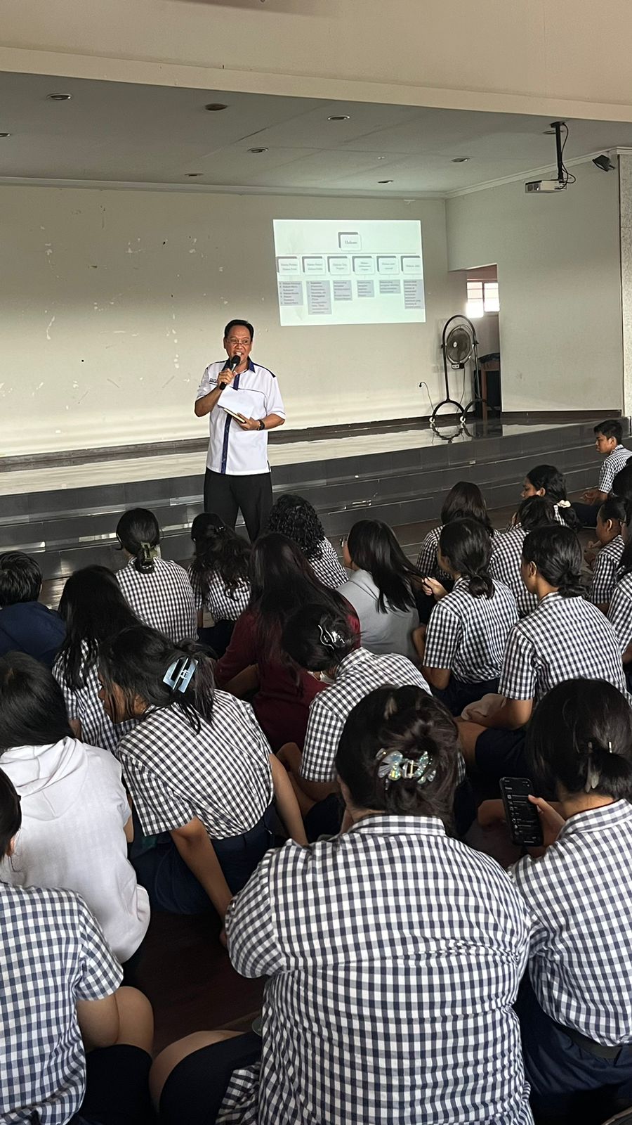 Lawyer Goes To School yang diadakan oleh DPC PERADI SAI Denpasar dilaksanakan pada hari Rabu, 06 Desember 2023 di SMA Tunas Daud, Denpsar. Peserta yang mengikuti kegiatan ini adalah siswa & siswi mulai dari kelas 10 s.d. kelas 12. Kegiatan ini bertujuan untuk memperkenalkan profesi advokat yg meliputi persyaratan dan prosedur menjadi advokat, tugas dan fungsi advokat dalam penegakan hukum di Indonesia. Selain itu kami menyisipkan materi sharing session terkait kejahatan dunia maya (cybercrime) dan unsur-unsur pelanggaran ITE.