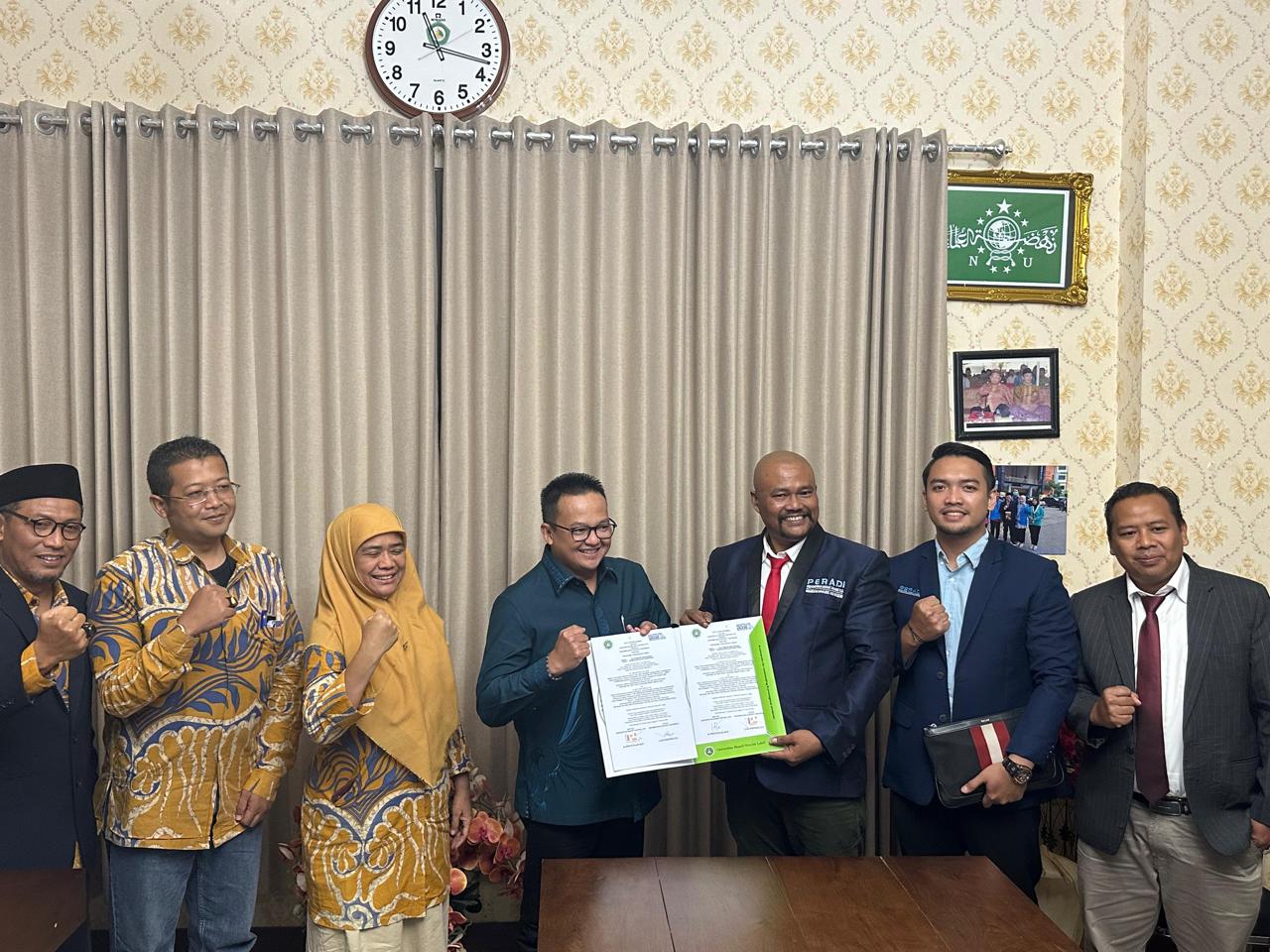 DPC PERADI SAI Sidoarjo Raya menanda-tangani Memorandum of Understanding (MoU) dengan Univ. UMAHA Sidoarjo dalam kerjasama PKPA, IA dan Penyuluhan Hukum di Univ. UMAHA Sidoarjo, pada tanggal 07 Februari 2024