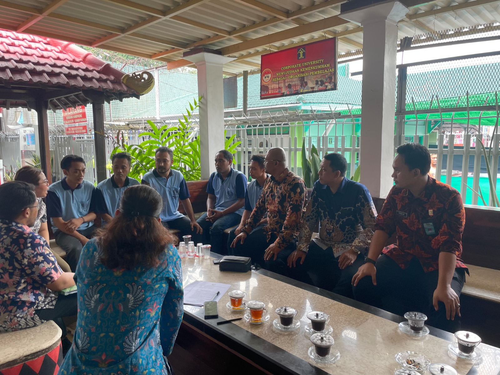 DPC PERADI SAI Sidoarjo Raya bekerja sama dengan DitjenPas. Kanwil KUM HAM RI untuk mengedukasi pelayanan publik di Lapas Kelas 2, Sidoarjo. Terkait "Bantuan Hukum bagi Tahanan dan WBP" pada Jumat, 08 Maret 2024.