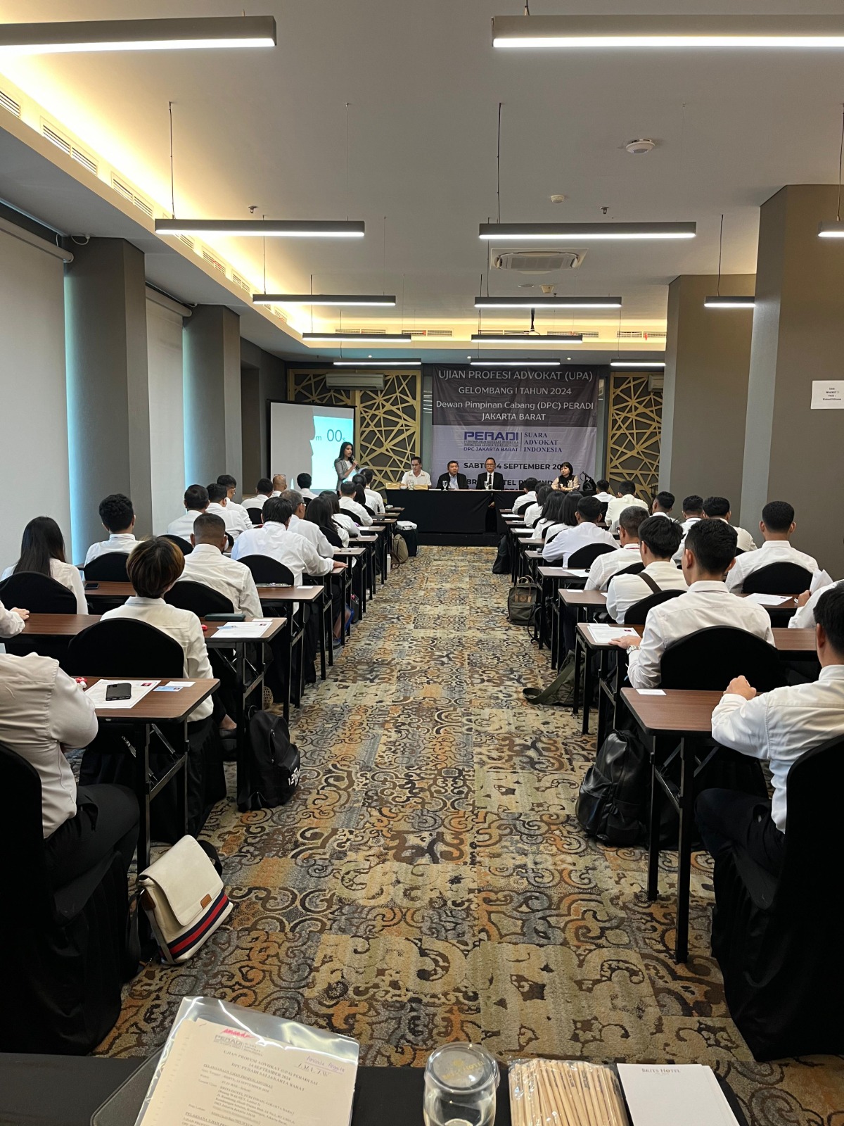 DPC PERADI SAI Jakarta Barat telah melaksanakan Ujian Profesi Advokat (UPA) Gelombang 1, yang dilaksanakan di Brits Hotel Puri Indah, pada Sabtu 14 September 2024 dengan peserta yang ikut serta sebanyak 50 orang