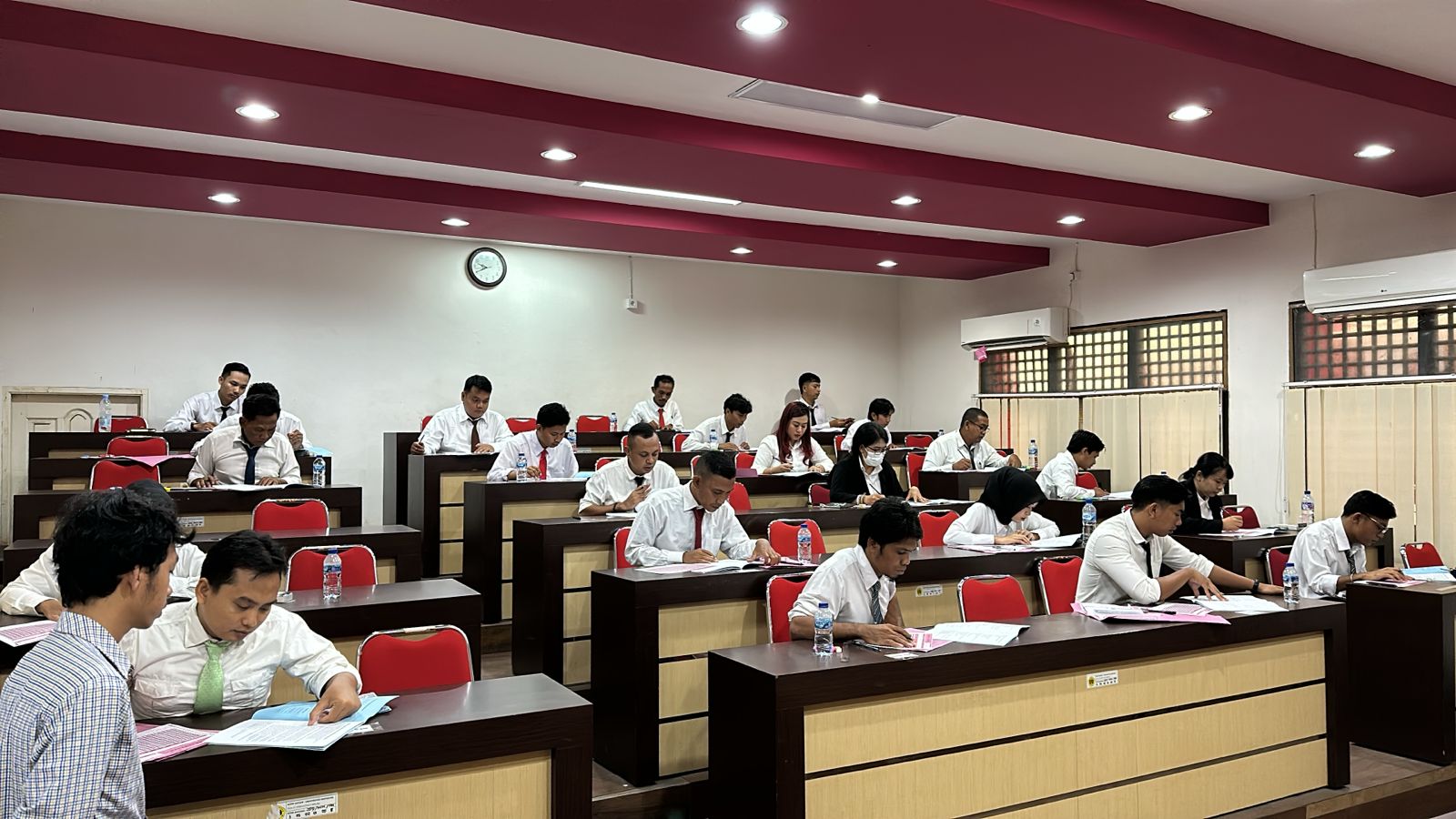DPC PERADI SAI Mataram melaksanakan Ujian Profesi Advokat (UPA) Angkatan VII, di Universitas Mataram pada 18 Januari 2025, dengan peserta yang ikut sebanyak 24 orang