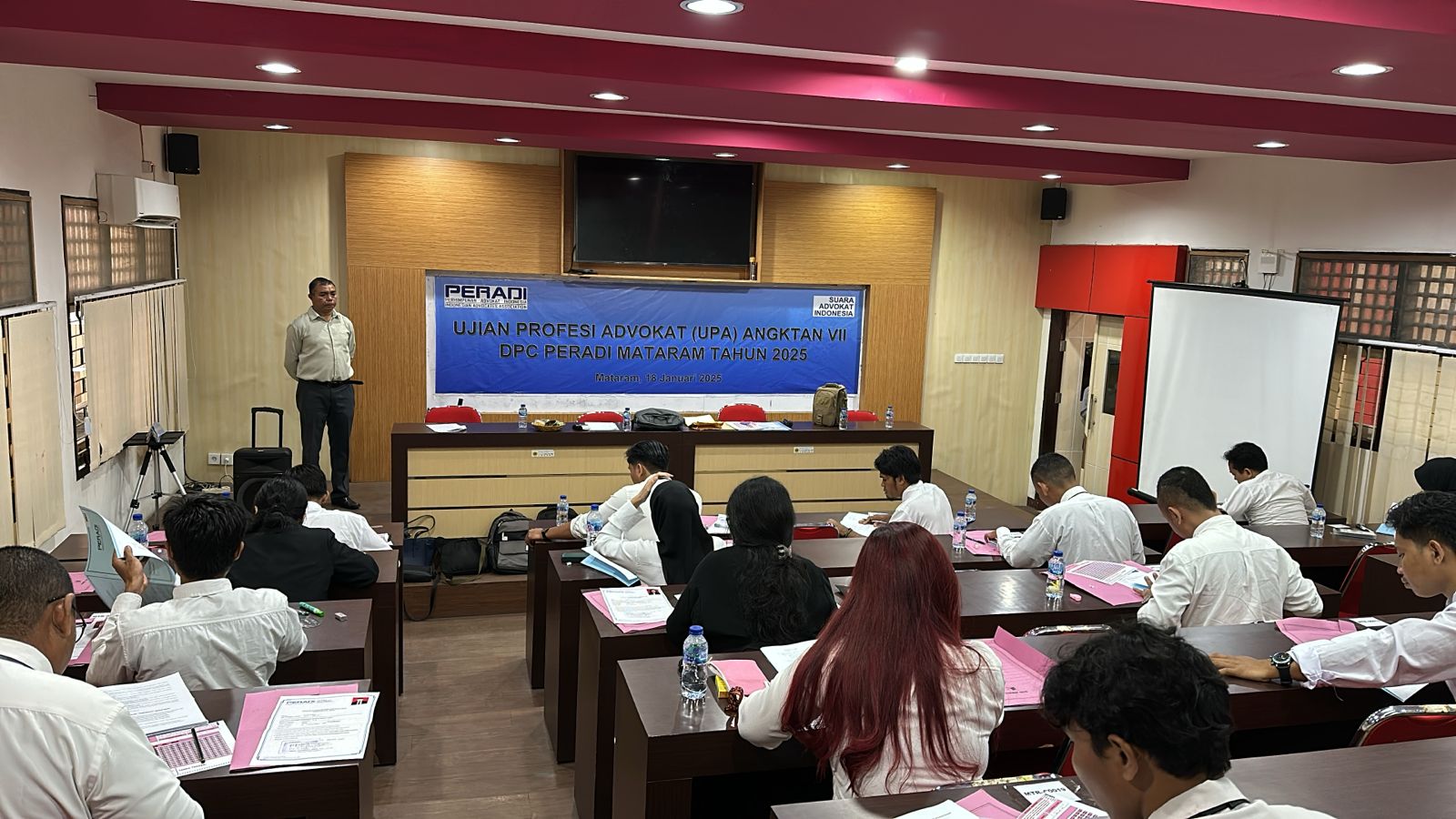DPC PERADI SAI Mataram melaksanakan Ujian Profesi Advokat (UPA) Angkatan VII, di Universitas Mataram pada 18 Januari 2025, dengan peserta yang ikut sebanyak 24 orang