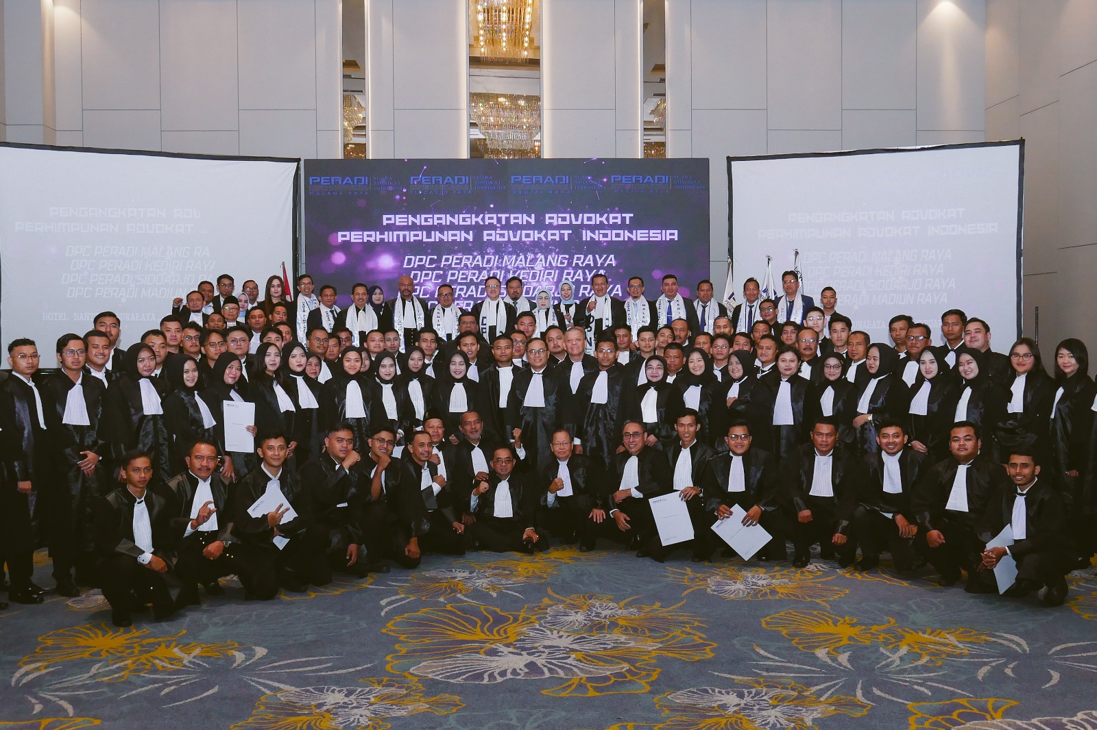Telah terlaksana Pengangkatan & Penyumpahan Advokat yang tergabung dari 4 DPC yaitu DPC PERADI SAI Malang Raya, DPC PERADI SAI Kediri Raya, DPC PERADI SAI Sidoarjo Raya, DPC PERADI SAI Madiun Raya dilaksanakan di Hotel Santika Premiere Surabaya, pada 25 Februari 2025 dengan Advokat dilantik sebanyak 98 orang.