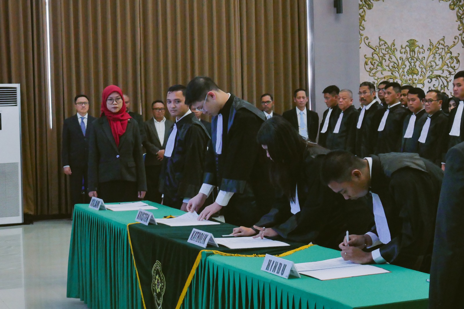 Telah terlaksana Pengangkatan & Penyumpahan Advokat yang tergabung dari 4 DPC yaitu DPC PERADI SAI Malang Raya, DPC PERADI SAI Kediri Raya, DPC PERADI SAI Sidoarjo Raya, DPC PERADI SAI Madiun Raya dilaksanakan di Hotel Santika Premiere Surabaya, pada 25 Februari 2025 dengan Advokat dilantik sebanyak 98 orang.