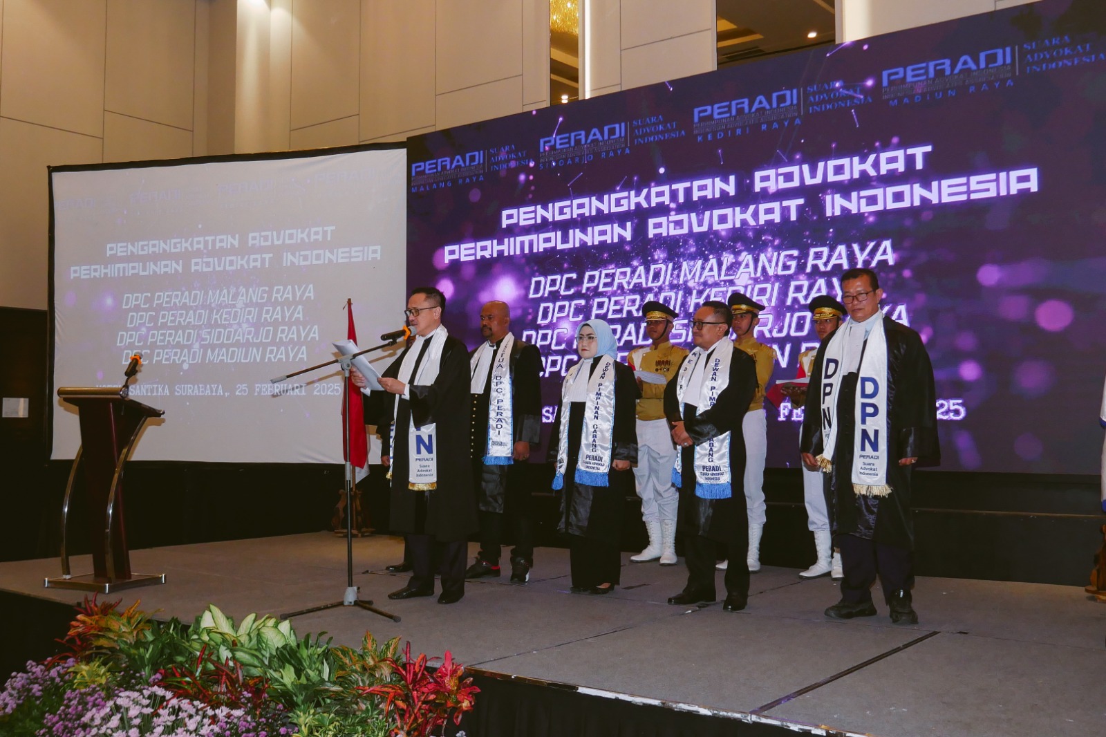 Telah terlaksana Pengangkatan & Penyumpahan Advokat yang tergabung dari 4 DPC yaitu DPC PERADI SAI Malang Raya, DPC PERADI SAI Kediri Raya, DPC PERADI SAI Sidoarjo Raya, DPC PERADI SAI Madiun Raya dilaksanakan di Hotel Santika Premiere Surabaya, pada 25 Februari 2025 dengan Advokat dilantik sebanyak 98 orang.