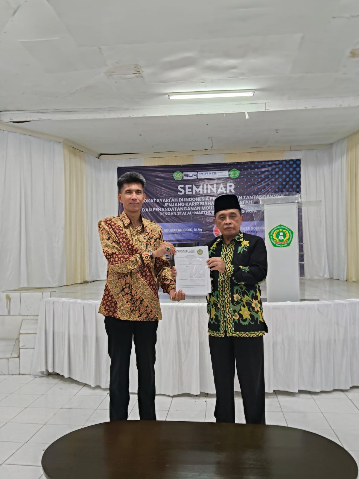Pada, 15 Maret 2025. DPC PERADI SAI Sukabumi dan STAI Al-Masthuriyah melaksanakan kerjasama dalam mengelar seminar dengan tema "Advokat Syari'ah Di Indonesia Peluang dan Tantangannya Jenjang Karir Mahasiswa Syariah" yang bertempat di Aula Al-Maliki Al-Masthuriyah dan juga penandatanganan (MoU) Memorandum of Understanding kerjasama dalam mengadakan PKPA (Pendidikan Khusus Profesi Advokat).