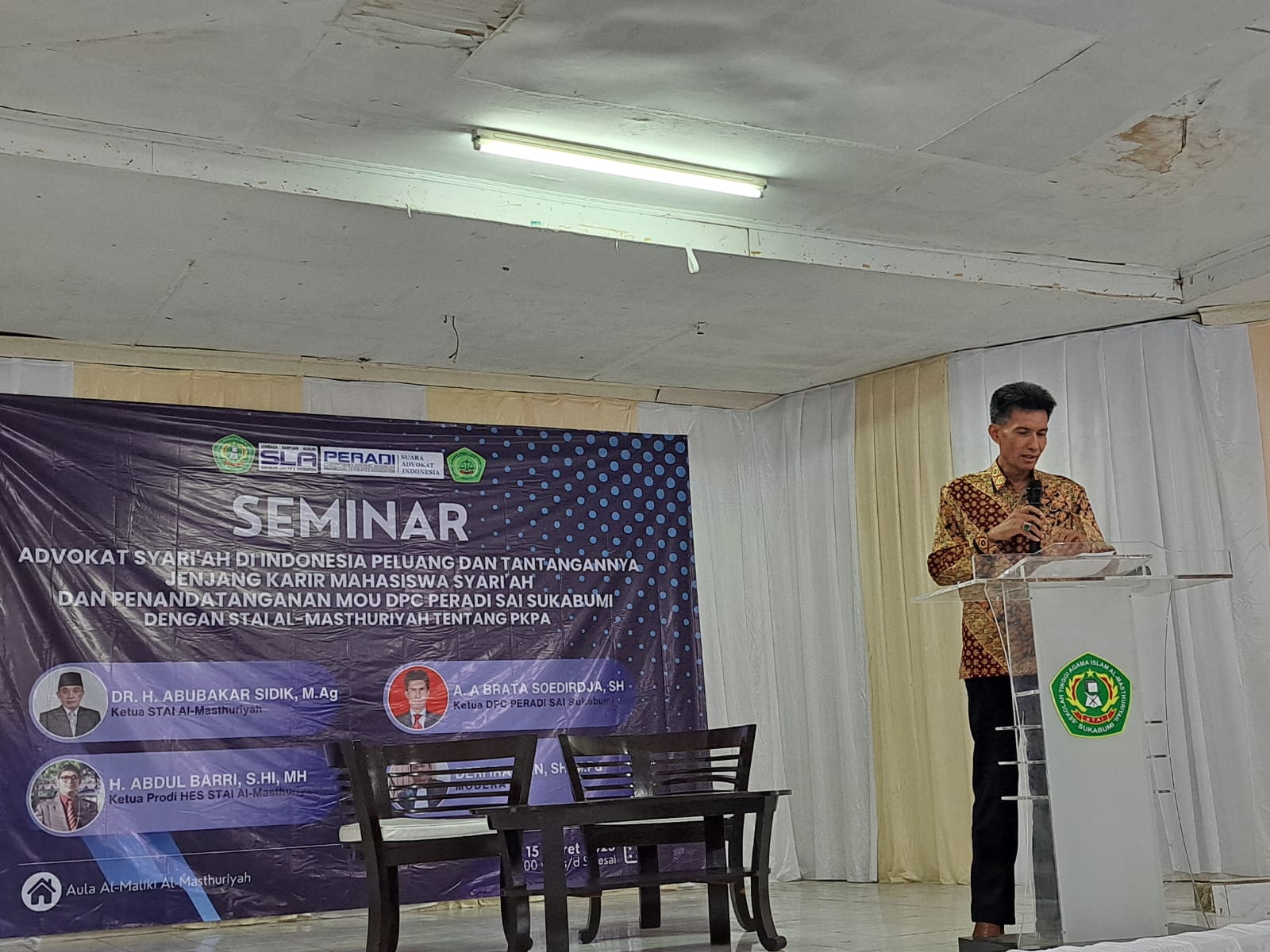 Pada, 15 Maret 2025. DPC PERADI SAI Sukabumi dan STAI Al-Masthuriyah melaksanakan kerjasama dalam mengelar seminar dengan tema "Advokat Syari'ah Di Indonesia Peluang dan Tantangannya Jenjang Karir Mahasiswa Syariah" yang bertempat di Aula Al-Maliki Al-Masthuriyah dan juga penandatanganan (MoU) Memorandum of Understanding kerjasama dalam mengadakan PKPA (Pendidikan Khusus Profesi Advokat).