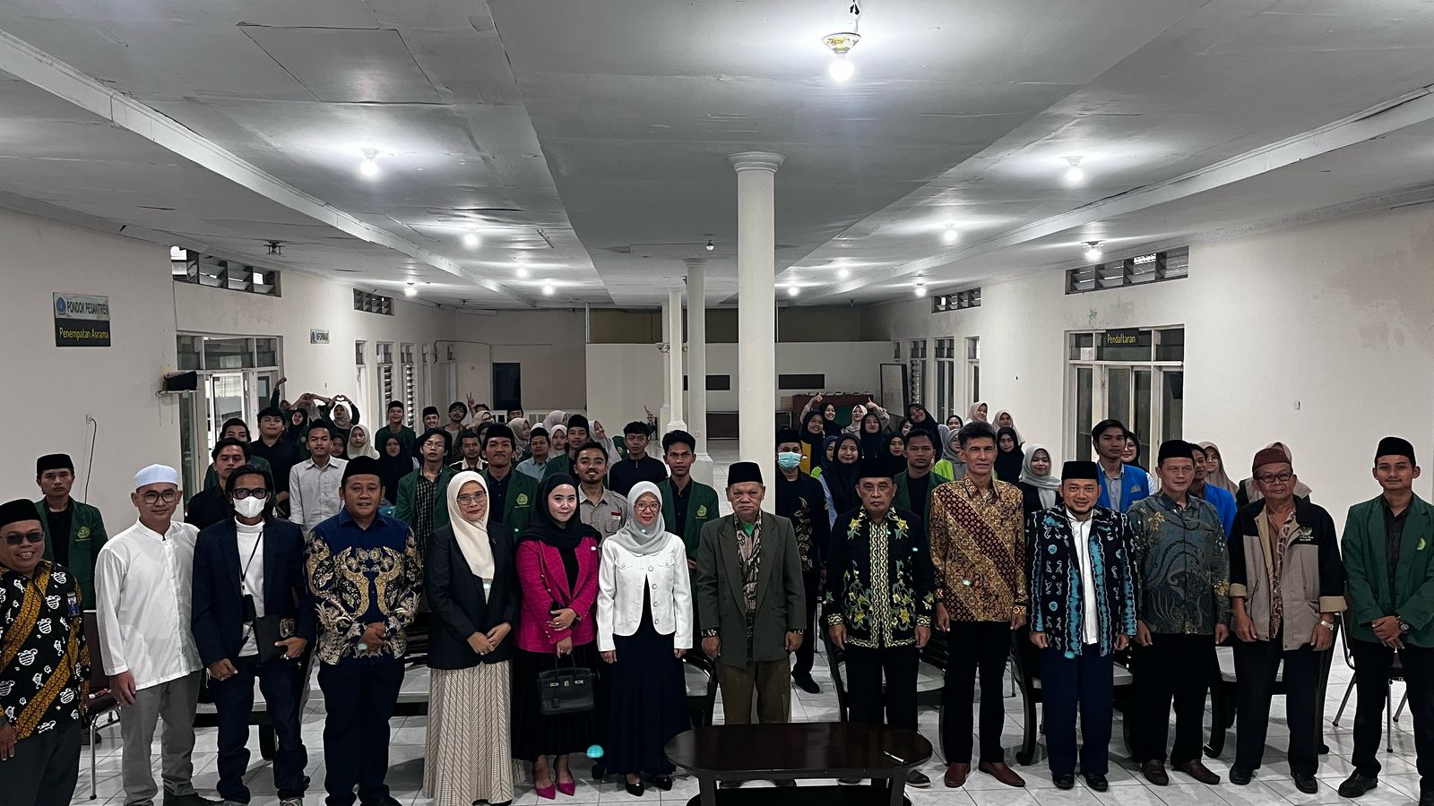 Pada, 15 Maret 2025. DPC PERADI SAI Sukabumi dan STAI Al-Masthuriyah melaksanakan kerjasama dalam mengelar seminar dengan tema "Advokat Syari'ah Di Indonesia Peluang dan Tantangannya Jenjang Karir Mahasiswa Syariah" yang bertempat di Aula Al-Maliki Al-Masthuriyah dan juga penandatanganan (MoU) Memorandum of Understanding kerjasama dalam mengadakan PKPA (Pendidikan Khusus Profesi Advokat).